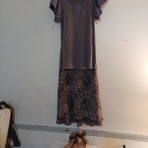 Shirt and skirt - Picture 4 of 5